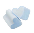 Dois marshmallows de coração azul e branco..